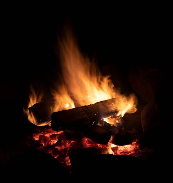 岩の輪に囲まれた夜の明るい燃焼キャンプファイヤー — ストック写真