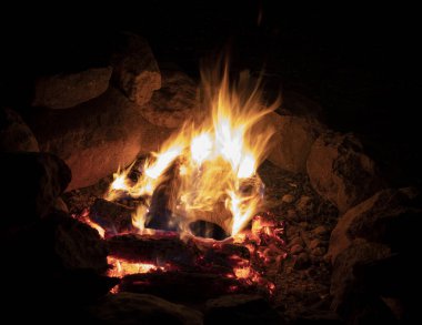 Güneş battıktan sonra kamp ateşi sıcacık yanıyor.