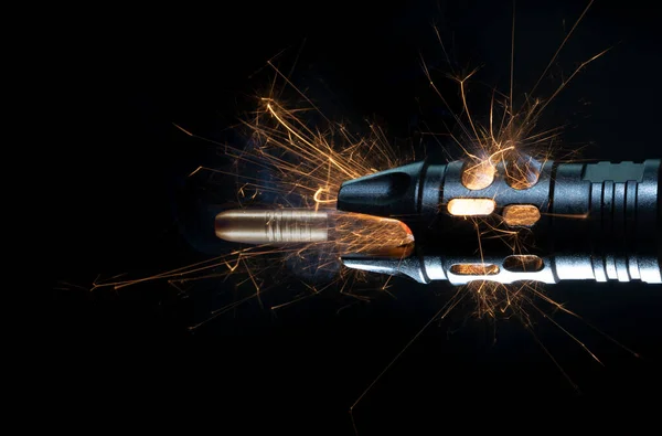 Rézgolyó Füsttel Szikrákkal Egy Fekete Hátterű Géppuska Csövéből — Stock Fotó
