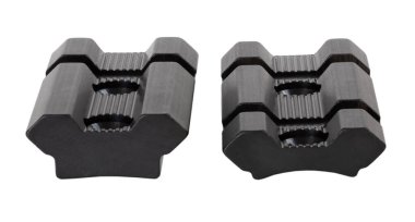 Dağ üsleri. Beyazlar üzerinde izole edilmiş sürgülü bir tüfeğin dürbünü.