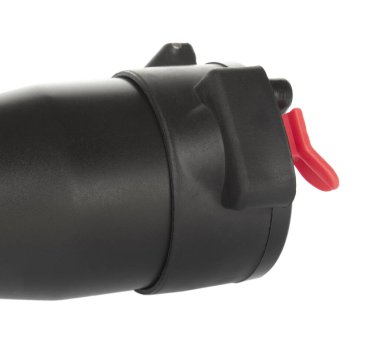 Tüfek dürbününe takılı kırmızı düğmeli dürbün kapağı beyaz arka planda izole edilmiş.