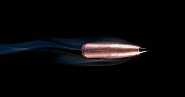 煙が黒の背景に末尾と銅メッキ弾丸 — ストック写真