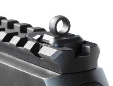 Tüfeğin arkasındaki açıklık, beyaz bir arka planda izole edilmiş hedefi yakalamak için bir delik açar..