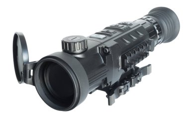 Beyaz arka planda izole edilmiş karanlıkta hassas çekimler için yüksek büyültülmüş termal gece görüşü dürbünü..