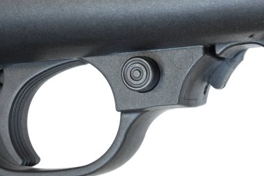 Beyaz arka planda siyah plastik tüfekli aemi otomatik tüfeğin tetiğinin önündeki güvenlik..