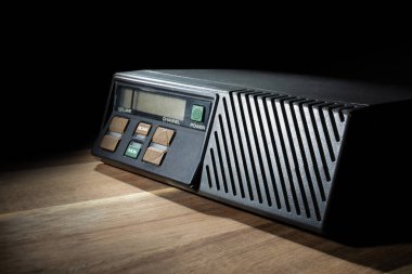 Üzerinde kısa dalga alıcısı olan ahşap masa..