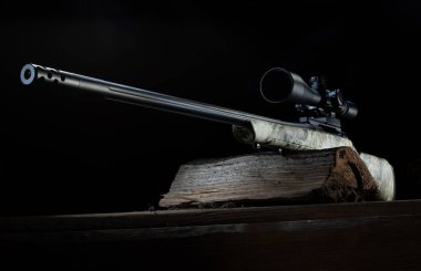 Camoflauge sürgülü tüfek hazır ve karanlık eski bir binadan ateş etmeye hazır..