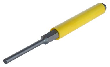 Düz uçlu ince bir yumruğun açılı görüntüsü, beyaz arka planda izole edilmiş iş sırasında sarı saplı bir konfor..