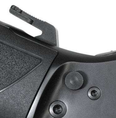 Ahizeye çekiçle vurduğunda, beyaz bir arka planda izole edilmiş bir manevra tüfeği emniyeti devreye sokulur..