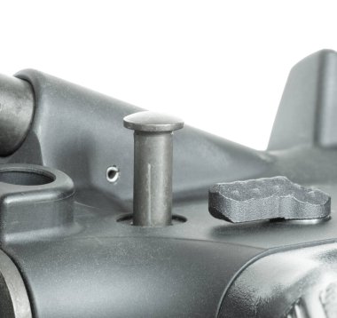 AR-15 karabina çıkartma pimi alt ve üst alıcıları ayırmak için kapalı tam seyahat itti beyaz arka planda izole.