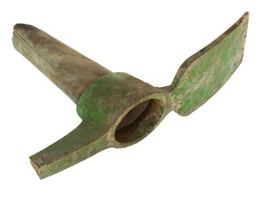 Kırık saplı bir balta ve yeşil boyayla kaplı bir kazma ya da beyaz arka planda izole edilmiş yosun.. 