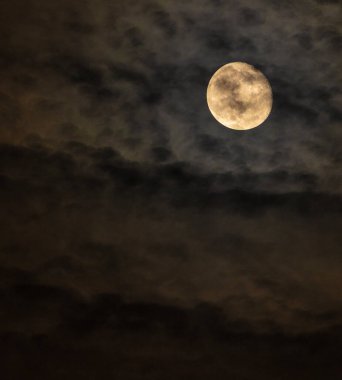 Gece Kuzey Carolina 'nın üzerinde parlayan parlak ay ince bir bulut çizgisi ile gökyüzüne turuncu bir renk eklemeye geliyor..