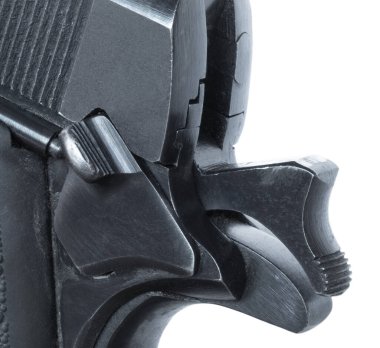 1911 yarı otomatik tabanca emniyeti kapalı ve horozu arkadan hafifçe çekilmiş beyaz arka planda izole edilmiş..