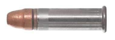 22 uzun namlulu, gümüş renkli kovanı ve beyaz arka planda izole edilmiş düz burunlu bakır mermisi olan silahlar için tasarlanmış bir mermi..