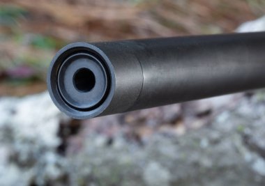 Tarladaki namlunun ucunda siyah tüfek namlusu, tehdit koruyucusu olarak görülüyor..