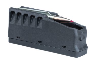 Siyah plastik tüfek şarjörü fişeklerle dolu. Beyaz arka planda izole edilmiş kırmızı polimer uçlu mermiler var..