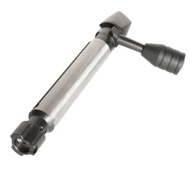 Sürgülü tüfek sürgüsü, paslanmaz bir kaplama ve büyük bir cıvata sapı var. Kameraya bakan ekstraktör yüzüyle izole edilmiş..