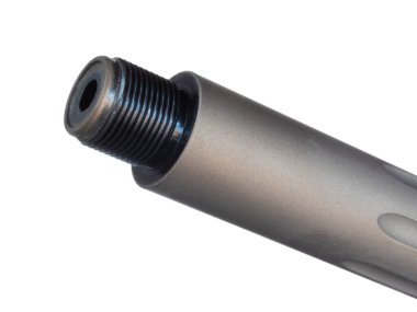 Namlunun ucunda susturucu, susturucu, namlu freni ya da flaş saklayıcı takmak için iplikler var..