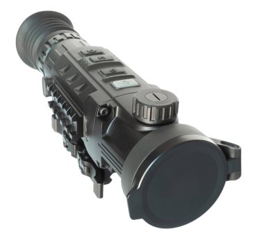 Yüksek güçlü termal gece görüşlü silah dürbünü beyaz bir arka planda zifiri karanlıkta çekim yapabilir..