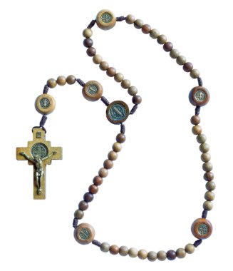 Tahtadan yapılmış haçlı ve boncuklu tespih beyaz bir arka planda izole edilmiş..