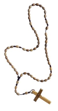 İbadet için dikey odaklı ahşap tespih beyaz bir arkaplanda izole edilmiş..