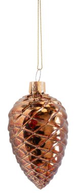 Beyaz arka planda izole edilmiş altın bir zincirden sallanan çam kozalağı şeklindeki ağaç için eski kahverengi ve parlak bir Noel süsü..