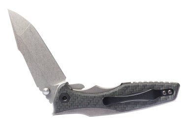 Neredeyse kilit pozisyonunda olan katlanan EDC bıçak, beyaz bir arka planda cep tokası tarafından izole edilmiş..