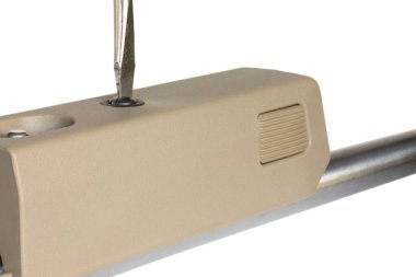 Beyaz arka planda izole edilmiş tesis sırasında sıkılaştırılan kahverengi plastik bir tüfeğin ön ucu.