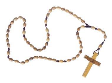 Yukarıdan görülen ahşap tespih ve haç beyaz arka planda izole edilmiş..