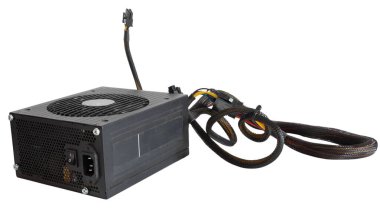 AC güç kaynağından görülen bir masaüstü bilgisayarı için izole edilmiş büyük güç kaynağı diğer izole edilmiş beyaz arka planda iç kablolar ile sona erer.