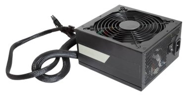 Siyah masaüstü güç kaynağı ve egzoz vantilatörü tarafından görülen kablolar beyaz arka planda izole edilmiş..