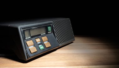 Amatör radyo vericisi ahşap bir masada, arka planı koyu renkli ve kopyalama alanı olan..