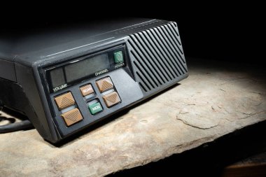 Siyah arkaplanı olan bir kayanın üzerindeki kısa dalga alıcı ışığı..