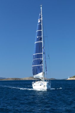 Yelkenli Yat marinaya döner.