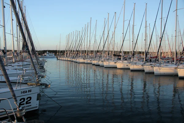 Symmetrical rows of yachts. — Stock Photo, Image