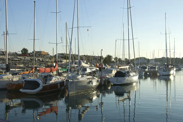 Yachthafen am frühen Morgen. — Stockfoto