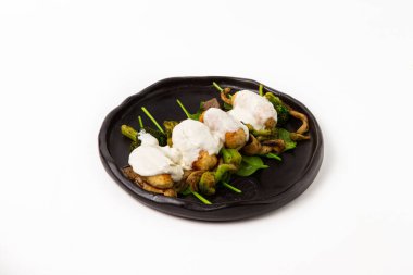 Brokoli, mantar ve taze ıspanakla birlikte krem beyaz soslu lezzetli tavuk madalyonları.