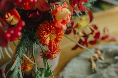 Sonbahar çiçeklerinin ve yaprakların ılık renkleri canlı ve mevsimsel bir dekor oluşturuyor. Sonbahar temaları için mükemmel