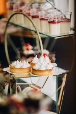 Limonlu turta ve panna cotta sergilenen tatlı büfesi, kutlama ve etkinlikler için tatlı ikramlar sunuyor