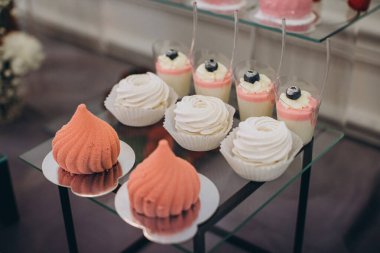 Tatlı büfe renkli hamur işleri ve cam tezgahlarda küçük tatlılar sunuyor. Özel bir etkinliğe hazır.