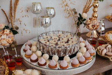 Etkinlik tatlı büfesi. İçinde krema fincanları, küçük kekler, badem kurabiyeleri ve jöle de var.