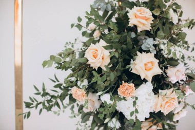 Zarif düğün ya da çiçek aranjmanı narin şeftali gülleri, beyaz çiçekler ve yemyeşil okaliptüs yaprakları.