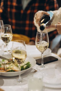 Kutlama yemeği ya da özel bir olay sırasında bardağa beyaz köpüklü şarap dolduran kişi bir birliktelik anı yaratır.