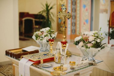 Geleneksel bir ortodoks kilisesi içinde dini öğeler ve objeler Hıristiyan vaftiz ayinine hazırlanıyor.