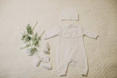 Melek kanatlarıyla, şapkasıyla, paçasıyla, mumlarıyla ve melek heykelciğiyle dini bir vaftiz töreni için.