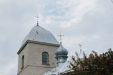 Bulutlu gökyüzüne karşı kubbeleri ve geleneksel haçları olan ortodoks kilise mimarisi, inanç ve Hıristiyanlığı simgeliyor.