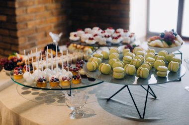Kutlama yemekleri, yeşil makaronlar, kekler ve meyveli turtalar da dahil olmak üzere çeşitli lezzetli mini tatlılar sunuyor.
