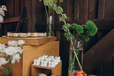 Farklı pastalar, küçük pastalar ve çiçekler sergilenen zarif bir tatlı barı. Yemek servisi, etkinlikler ve kutlamalar için mükemmel.