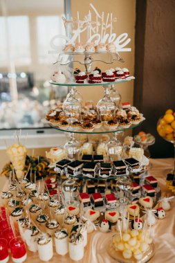 Zarif tatlı masası çeşitli pastalar, pastalar ve tatlı ikram ediyor. Düğün ya da kutlama için mükemmel.