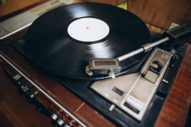 Eski bir pikap, retro sesli pikap. Siyah vinil diskle klasik analog sesin tadını çıkarıyorum.